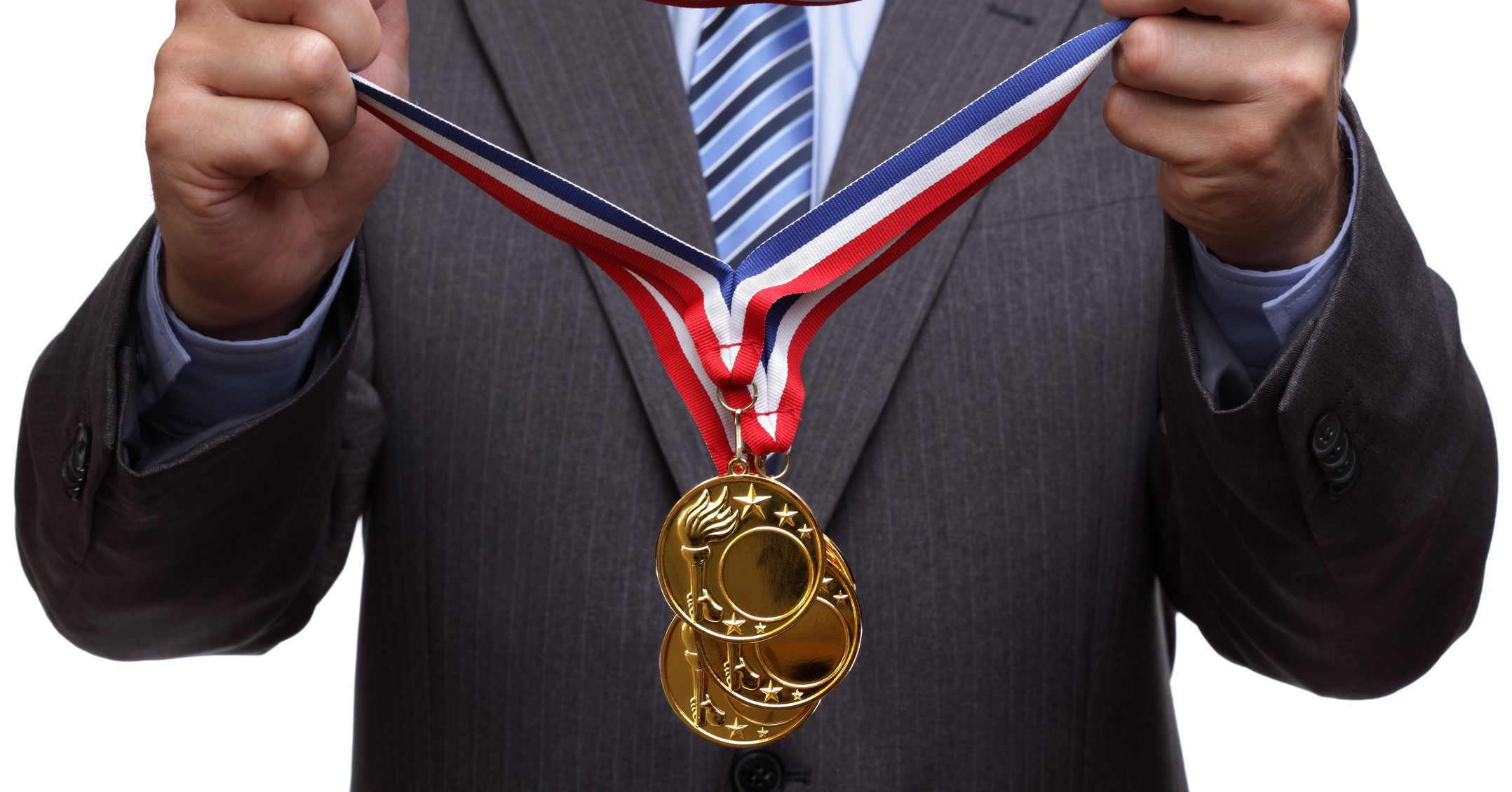 Медаль мужчине. Человек с кубком. Девушка с кубком. Мужчина с кубком в руках. Оскар награда.