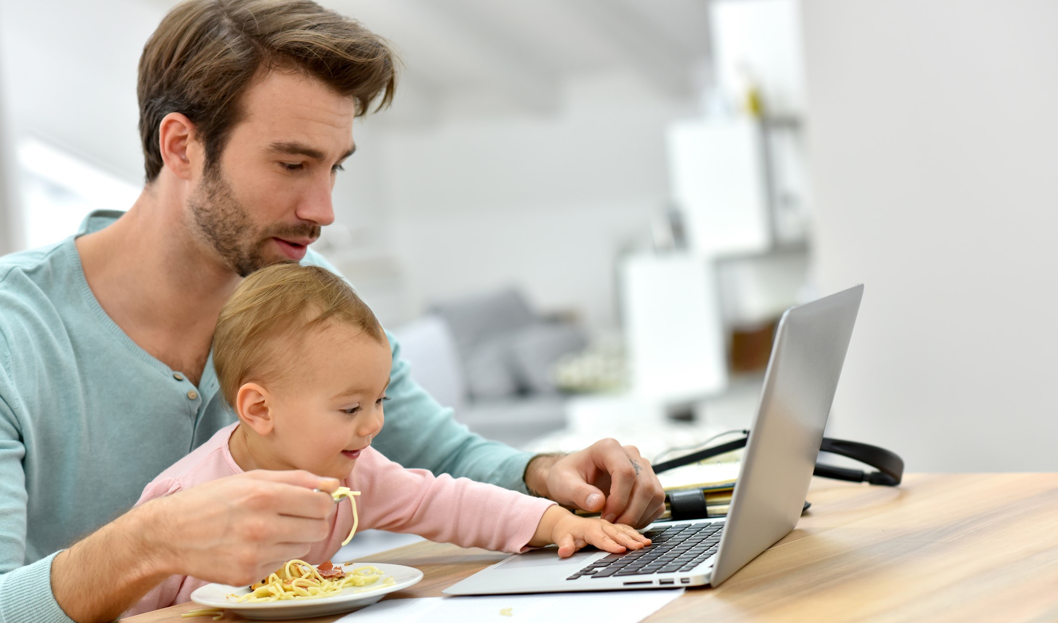 Parents ago to the work. Dad work. Amanda and dad. Parents who no home. Dad work.