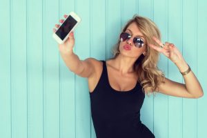 woman taking Instagram selfie