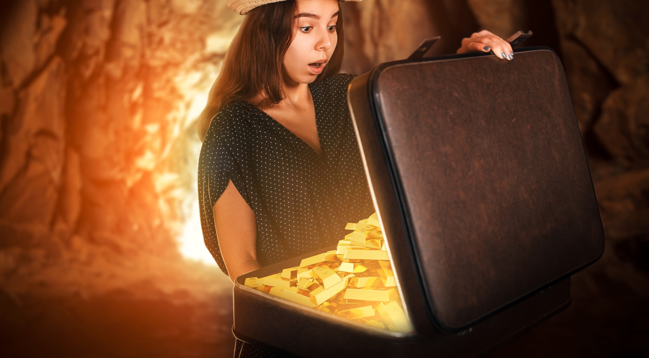 Look for treasure. Женщина держит чемодан.