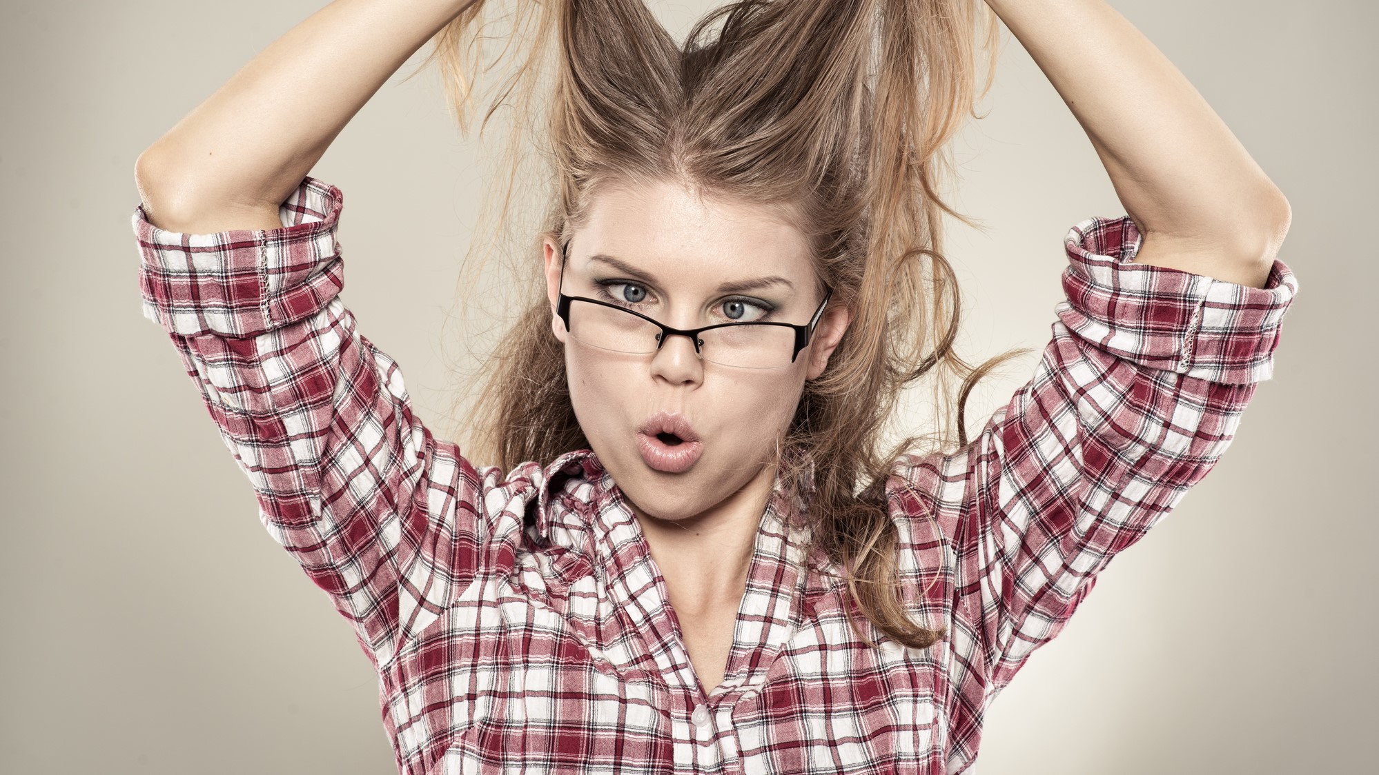 Красивая девушка кривляется. Паническая атака страх. Мой безумный дневник (2013). Молодые безумные. Молодые безумные.