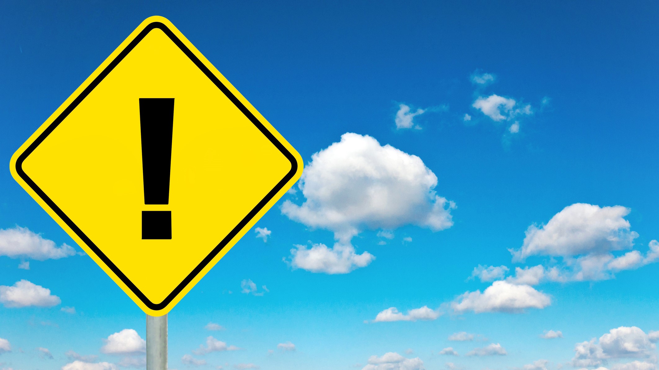 американский желтый дорожный знак. новые желтые знаки. знак на желтом машина со стрелкой. желтый треугольный знак. новые желтые знаки.